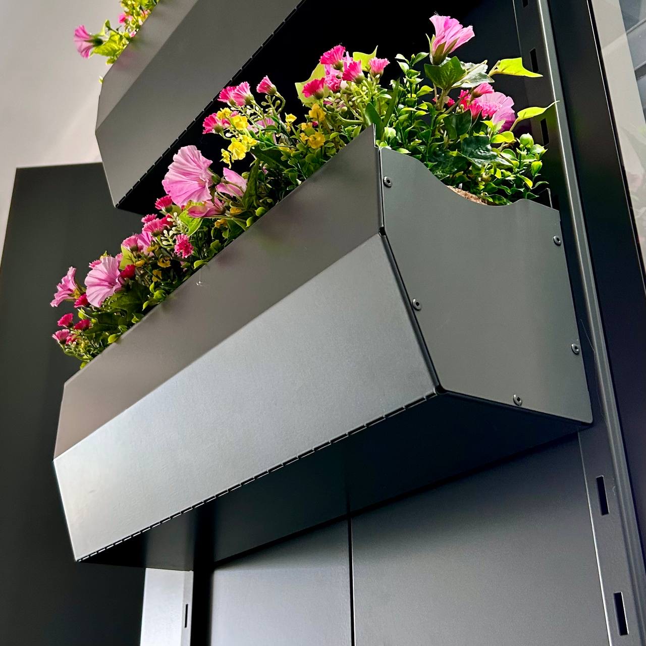 Комплект кашпо (2шт.) с рейлингами для крепления, RAL 7036 - серо-бежевый 1